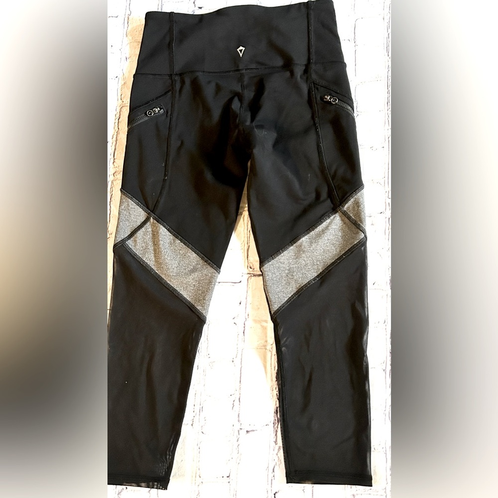 IVIVVA by LULULEMON girls size 12 black capris leggings with mesh bottoms